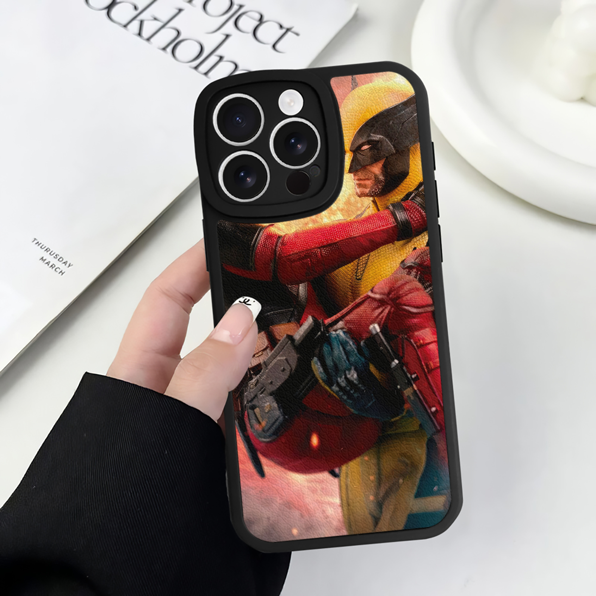 （画像用） Deadpool デッドプール 【iPhone 16シリーズ対応】シリコンスマホケース（レザー調） 材質：シリコン